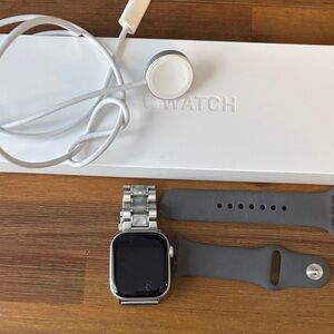 Apple Watch Series 10 GPS in Silver- with two bands!